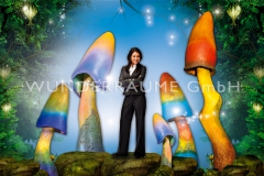bergroe Dekoration aus vollplastischen, in regenbogenfarben schimmernden Pilzen