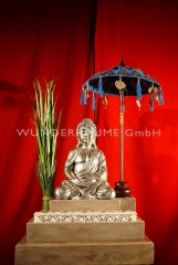 asiatische Dekoration mit vollplastischem Buddha