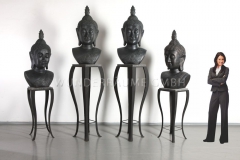 Arrangement aus schwarzen Buddha-Bsten auf hochwertigen Metallstelen