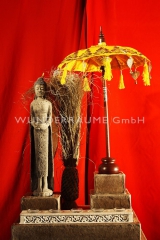 asiatisches Dekorationsarrangement mit stehendem Buddha
