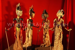 Set aus vollplastischen, indonesischen Stabfiguren