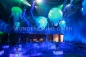 Installation mit bergroen, beleuchteten Quallen in blau ausgeleuchteter Messehalle