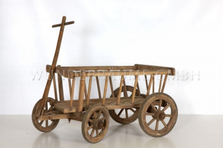 kleiner Holzhandwagen als Dekoration