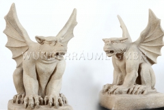 zwei vollplastische Gargoyles aus Stein