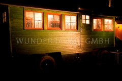 grner Zirkuswagen mit kleinem Restaurant-/ Loungebereich