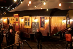 Zirkuswagen Mrchenbhne auf winterlichem markt